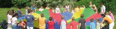 Kinder mit Fallschirmtuch © LSHK Kinder mit Fallschirmtuch
